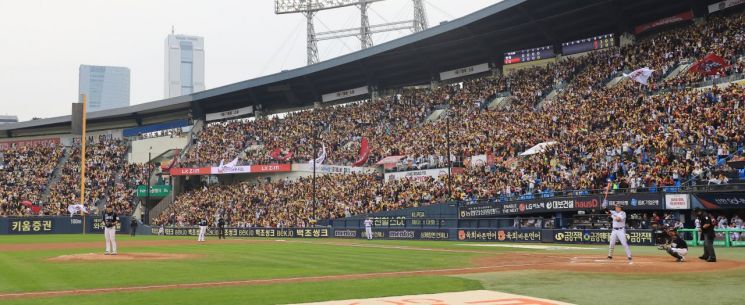 "30% 웃돈도 안돼, 정가 이하로 팔아" 티켓 재판매에 철퇴 내린 英