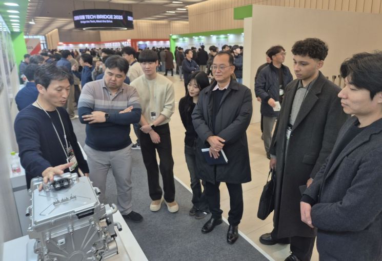 18~19일 경기 의왕 현대모비스 전동화연구소에서 열린 '테크브릿지 2025'에서 관람객들이 50개 전동화·모듈 신기술을 살펴보고 있다. 현대모비스