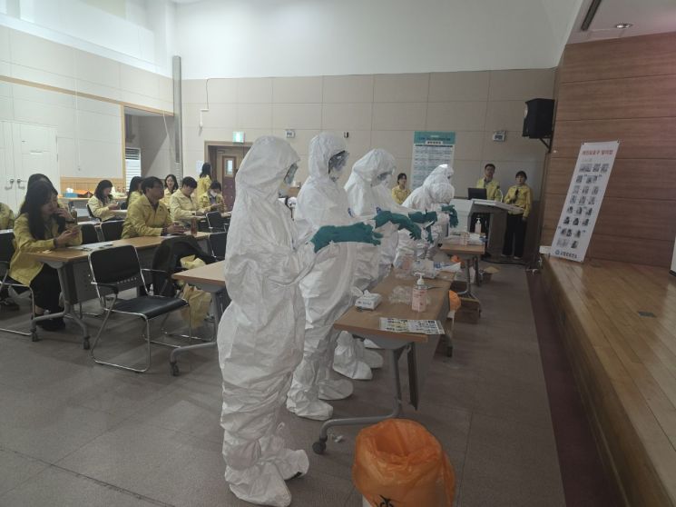 고창군보건소가 지난 18일 보건소 2층 대회의실에서 조류인플루엔자(AI) 유행에 대비해 AI 인체감염예방 교육 및 모의훈련을 실시했다. 고창군 제공