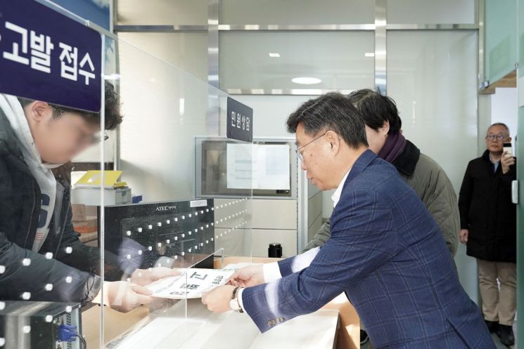 신상진 성남시장이 19일 오전 공수처에 고발장을 접수하고 있다. 성남시 제공