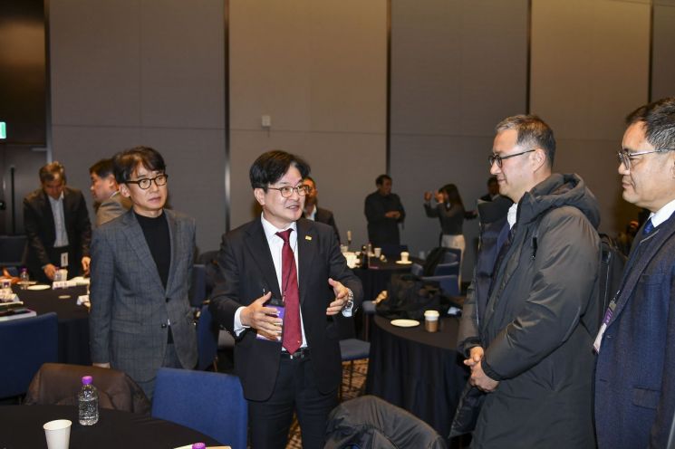 포럼 이후 참여자들과 논의를 이어가고 있는 김병수 시장. 김포시 제공