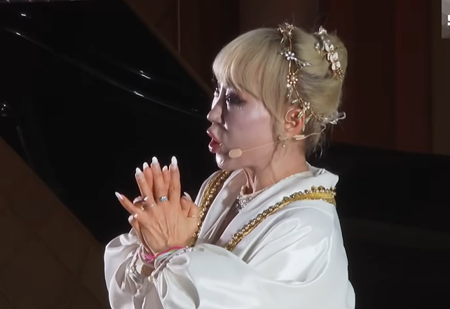 조수미씨가 18일(현지시간) 아랍에미리트(UAE) 대통령궁 '카스르 알 와탄'에서 '그리운 금강산'을 열창하고 있다. KBS 보도 화면