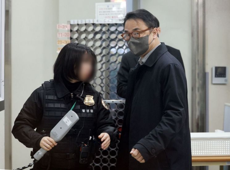 '김건희 오빠' 김진우, 구속심사 묵묵부답 출석…이르면 오늘 결론