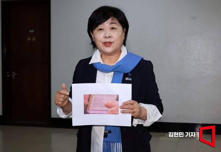 서영교 더불어민주당 의원이 19일 국회에서 취재진들에게 쿠팡 출신 인사와의 오찬과 관련 입장을 말하고 있다. 김현민 기자