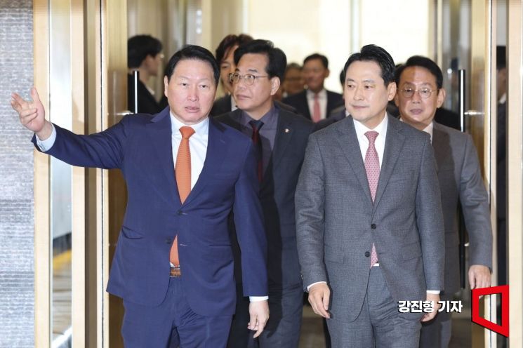 [포토] 간담회장 들어서는 장동혁 대표-최태원 회장