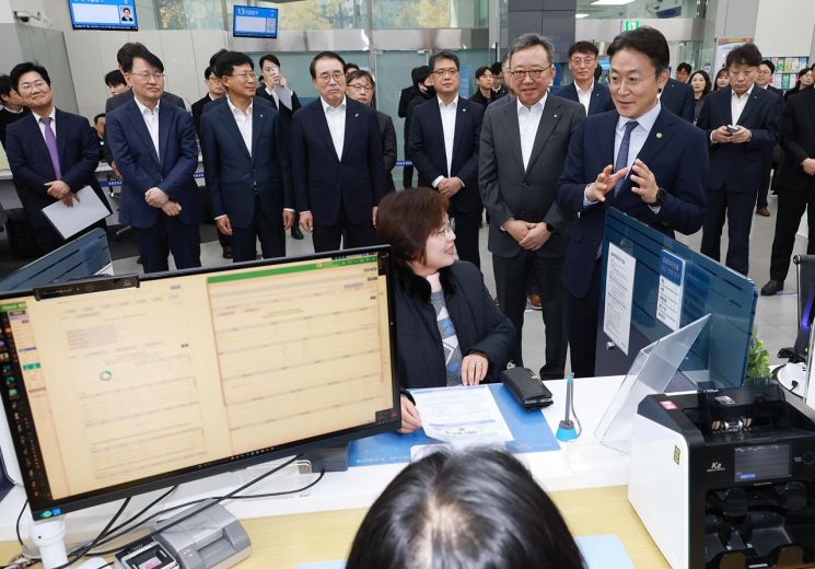 권대영 금융위원회 부위원장(오른쪽)이 19일 오전 서울 중구 신한은행 광교영업부 영업점에 방문해 시중은행·지방은행과 함께 웹·모바일 등 온라인 방식으로만 제공되던 오픈뱅킹·마이데이터 서비스가 은행 영업점에서도 원활히 시행될 수 있도록 실시 상황을 점검했다. 금융위 사진제공