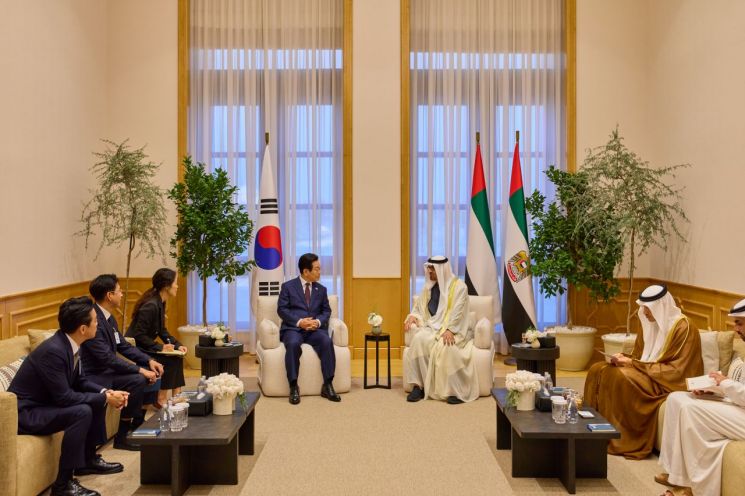 이재명 대통령이 18일(현지시간) 아부다비 대통령궁을 방문해 무함마드 빈 자예드 알 나흐얀 UAE 대통령과 단독 정상회담을 하고 있다. 연합뉴스