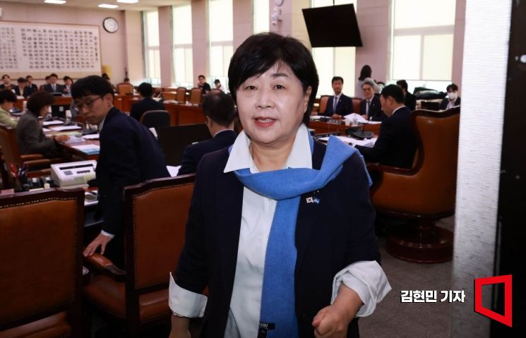 "전투용 단검을 커터칼로 축소"…이재명 '가덕도 테러' 흉기 공개한 서영교