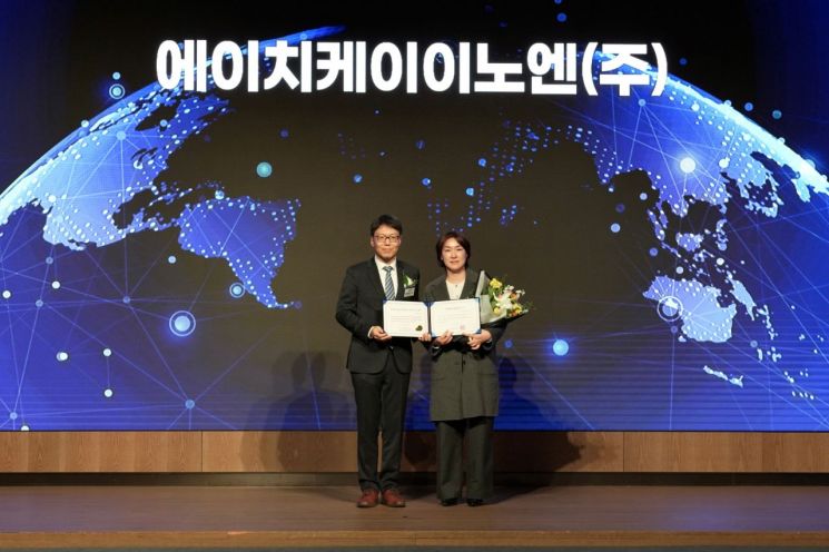 18일 롯데호텔월드에서 열린 세계일류상품 인증서 수여식에서 산업통상부 최연우 중견기업정책관(사진 왼쪽)이 박현정 HK이노엔 R&D전략실 상무(사진 오른쪽)에게 인증서를 수여하고 있다. HK이노엔