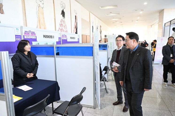 양주시·경기도 '2040＋5070 통합 일자리박람회'…1000여명 몰려 열기 후끈