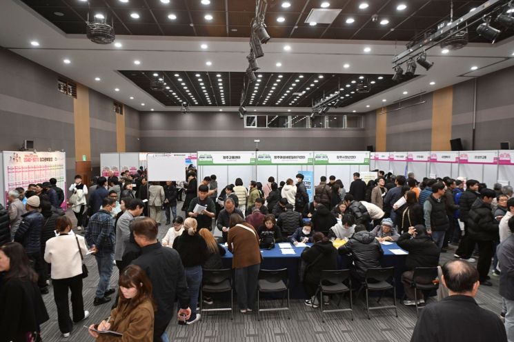 양주시·경기도 '2040＋5070 통합 일자리박람회'…1000여명 몰려 열기 후끈