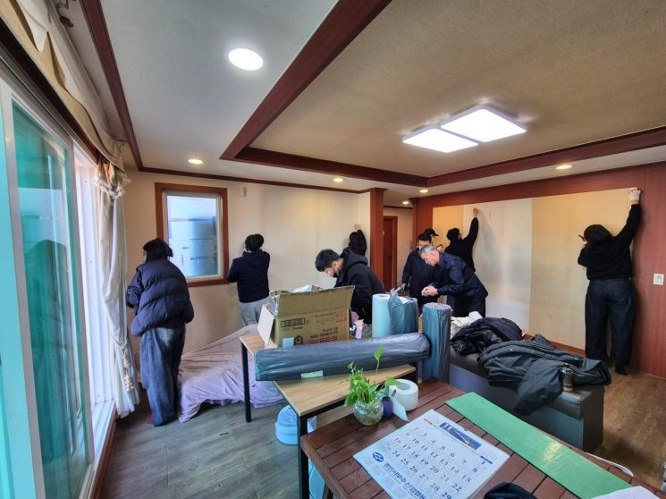 18일 인천국제공항공사와 자회사 임직원이 인천 옹진군 장봉도에 있는 혜림원에서 벽지와 천정 도배작업을 진행하고 있다. 인천국제공항공사