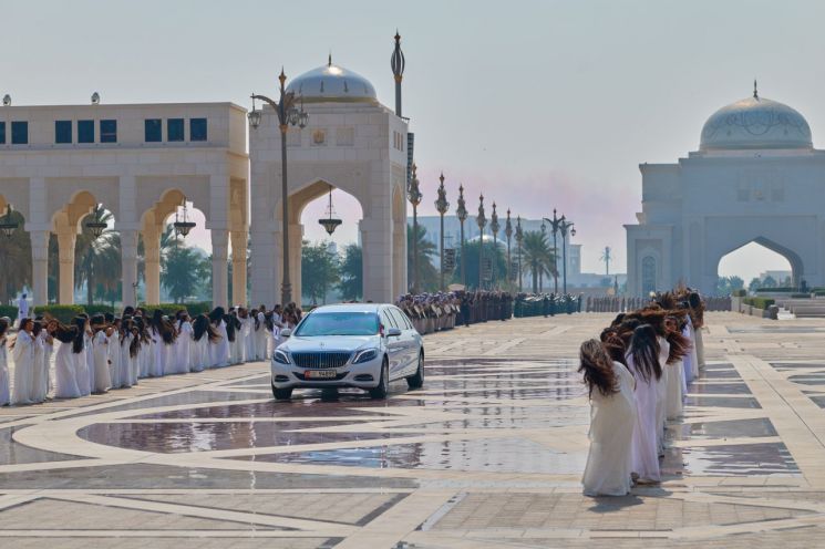 아랍에미리트(UAE)를 국빈 방문 중인 이재명 대통령이 탑승한 차량이 18일(현지시간) 아부다비 대통령궁으로 들어서고 있다. 연합뉴스