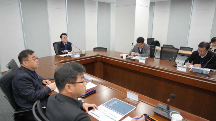 육동한 춘천시장이 19일 시청 중회의실에서 '다목적체육관 기본계획 수립 및 타당성조사 용역' 착수보고회를 개최하고 있다. 춘천시 제공