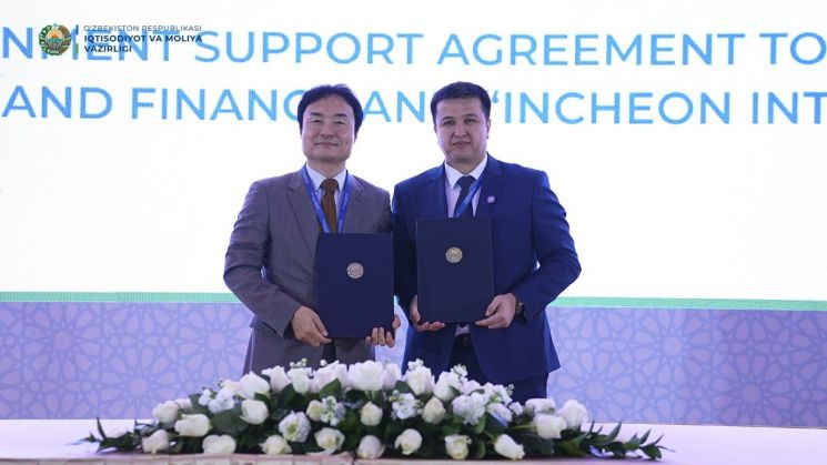 18일(현지시간) 우즈베키스탄 타슈켄트에서 열린 '우르겐치공항 사업 정부지원협약(GSA·Government Support Agreement) 체결식'에서 이상용 인천국제공항공사 신사업본부장(사진 왼쪽)과 일흠존 움르자코프 우즈베키스탄 재무부 차관(사진 오른쪽)이 협약서에 서명한 뒤 기념촬영을 하고 있다. 인천국제공항공사