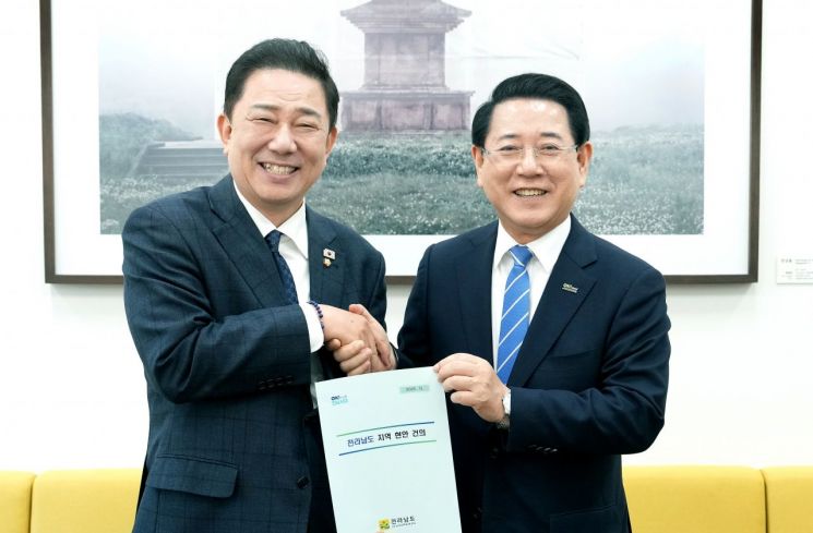 김영록 전라남도지사(오른쪽)가 19일 서울 국회에서 김병기 더불어민주당 원내대표와 면담을 갖고 2026년 국고 핵심사업 해결을 위한 건의 및 협조를 요청하고 있다. 전남도 제공