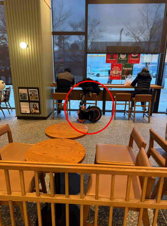 한 스타벅스 이용객이 자리에서 전동휠을 충전하고 있다.  온라인 커뮤니티