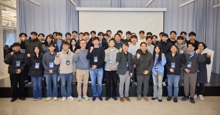 과학기술정보통신부 '독자 인공지능(AI) 파운데이션 모델' 개발에 참여 중인 SK텔레콤 정예팀이 '2025 파운데이션 모델 테크 워크숍'에서 기념촬영을 하고 있다. 크래프톤 제공