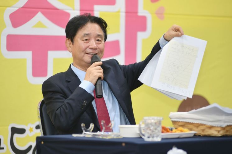 최문순 화천군수가 지난 18일 군여성회관에서 '대화소통희망, 군수님과 함께 하는 2025년 드림 아동들의 행복한 수다'행사를 개최하고 있다. 화천군 제공