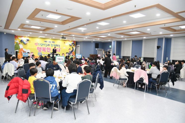 최문순 화천군수가 지난 18일 군여성회관에서 '대화소통희망, 군수님과 함께 하는 2025년 드림 아동들의 행복한 수다'행사를 개최하고 있다. 화천군 제공