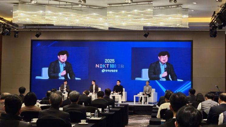 19일 오후 서울 콘래드 호텔에서 열린 '2025 넥스트 100 포럼'에서 'AI G3로 가는 길'이라는 주제로 정구민 국민대 전자공학부 교수(왼쪽부터), 김성훈 업스테이지 대표, 박성현 리벨리온 대표, 이화영 LG AI연구원 상무가 토론을 하고 있다. 오규민 기자