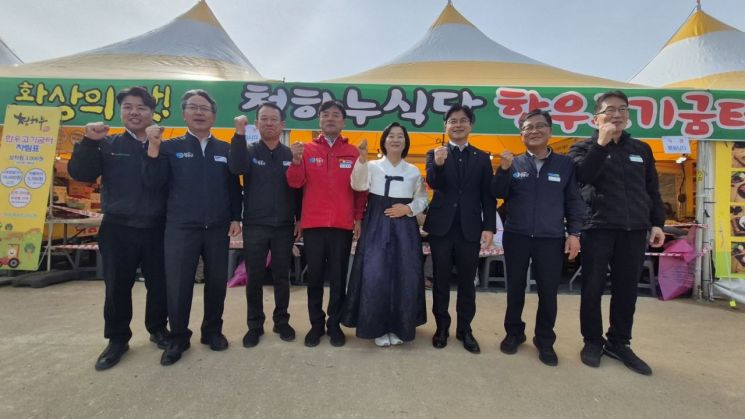'한우굼터'에 윤경희 청송군수과 농협 관계자들 방문. 청송군 제공