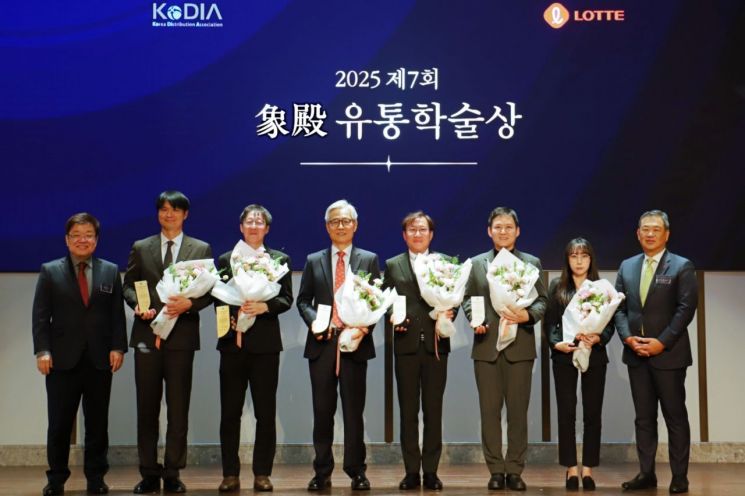 제7회 상전유통학술상 시상식에서 수상자들이 기념촬영하고 있다. 왼쪽부터)박경도 한국유통학회장, 이태희 계명대 교수(최우수상 물류), 허원무 인하대 교수(최우수상 학술), 한상린 한양대 교수(학술대상), 김창주 리츠메이칸대 교수(최우수상 학술), 이성호 국립한밭대 교수(최우수상 정책), 이예령 화성의과대 교수(신진연구상), 김상현 롯데 유통군 총괄대표 부회장. 롯데 유통군 제공