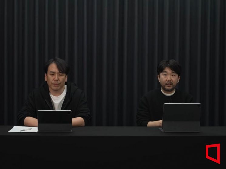 소인섭 엔씨소프트 사업실장(왼쪽)과 김남준 '아이온2' 개발 PD가 13일 오후 긴급 라이브 방송을 진행하고 있다. 아이온2 공식 유튜브 채널 캡처