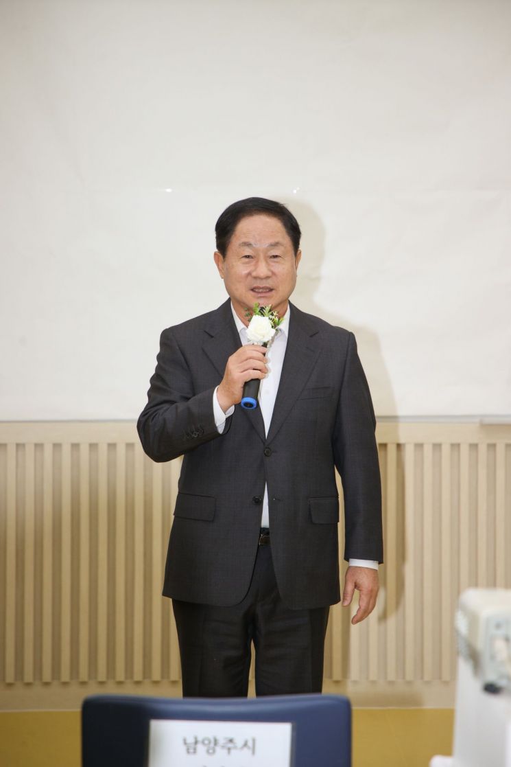 주광덕 남양주시장이 19일 다산 중앙공원 내 등성이숲센터 3층에 위치한 '남양주시다함께돌봄센터 14호점'의 개소식에서 축사를 하고 있다. 남양주시 제공