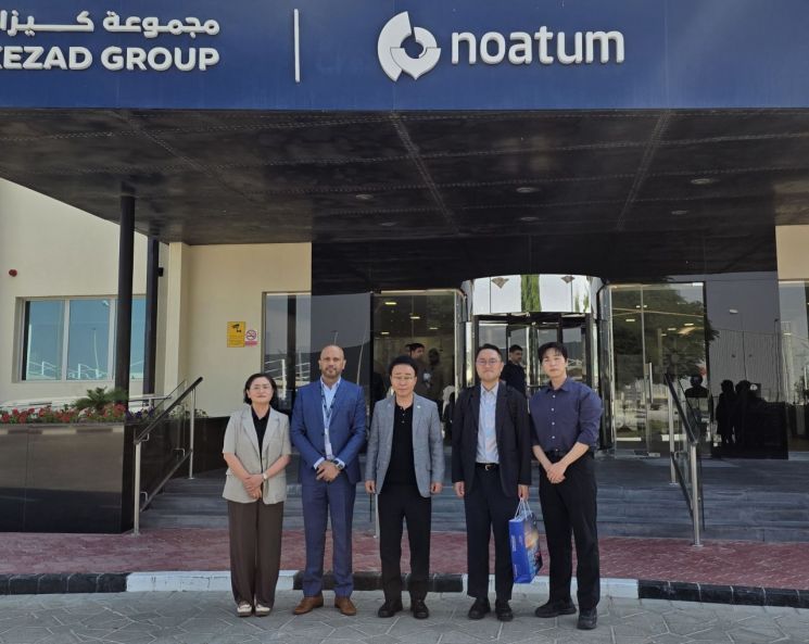 19일 아부다비 AD Ports Group 본사에서 박성호 부산진해경제자유구역청장(왼쪽에서 세번째)이 기념촬영하고 있다.