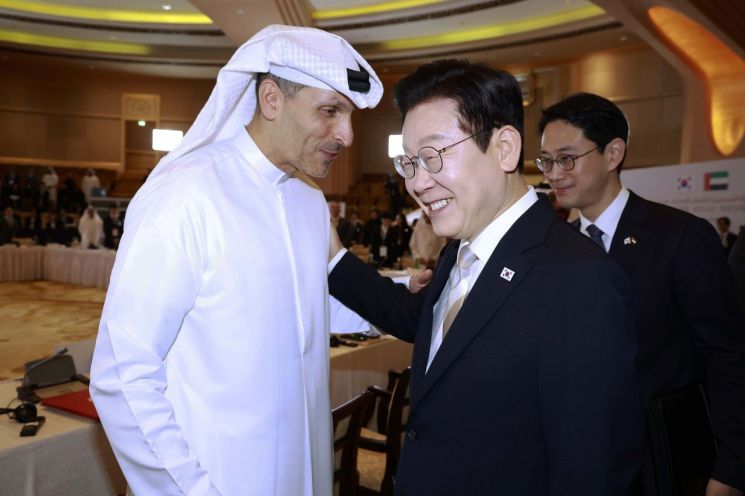아랍에미리트(UAE)를 국빈 방문 중인 이재명 대통령이 19일(현지시간) 아부다비의 한 호텔에서 열린 한-UAE 비즈니스 라운드테이블에서 칼둔 칼리파 알 무바라크 아부다비 행정청장과 인사하고 있다. 연합뉴스