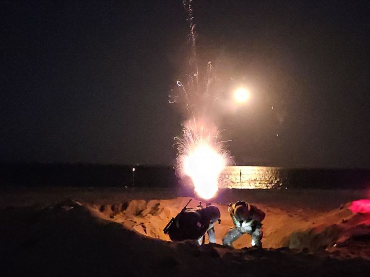 지난해 11월23일 오후 경북 포항시 북구 송라면 화진훈련장에서 육군 50사단 장병들이 해상 박격포 사격 훈련을 하는 모습. 육군 50사단·연합뉴스