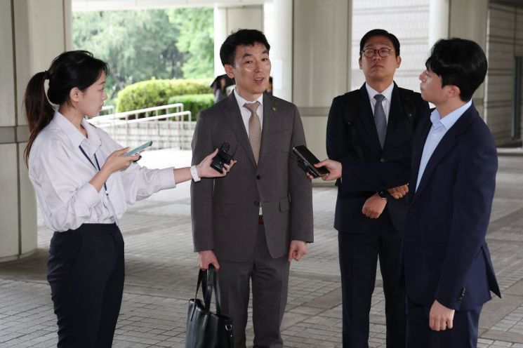 김용현 전 국방부장관에 대한 구속영장 심문이 진행된 지난 6월25일 서초구 서울중앙지방법원에서 김 전 장관의 변호인인 이하상 변호사(왼쪽 두번째)가 취재진에 입장을 밝히고 있다. 연합뉴스