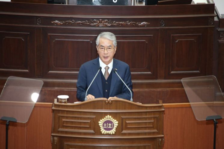 박종훈 경남교육감이 도의회에서 2026년도 경남도교육비특별회계 예산 편성 관련 시정연설을 하고 있다. 경남교육청 제공