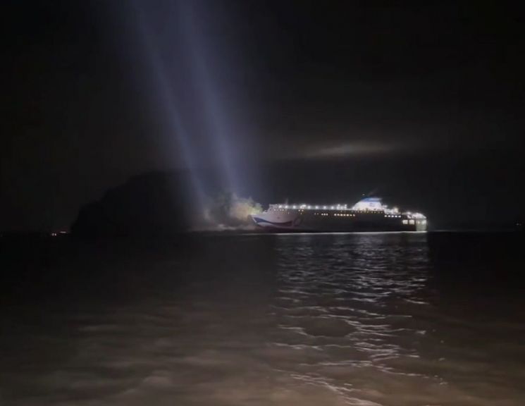 19일 오후 8시 17분께 전남 신안군 장산면 족도에 260여명이 탑승한 여객선이 좌초돼 해경이 구조 작업을 벌이고 있다. 해경 제공