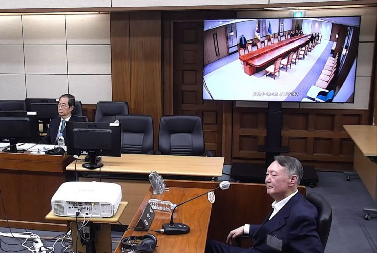 윤석열 전 대통령이 19일 서울 서초구 서울중앙지방법원에서 열린 한덕수 전 국무총리의 내란 재판에 증인으로 출석해 증거 CCTV 영상을 지켜보고 있다. 서울중앙지법