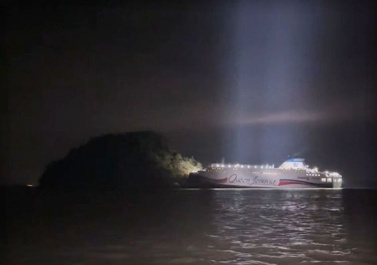 19일 오후 8시17분께 전남 신안군 장산면 장산도 인근 해상에서 여객선이 좌초됐다는 신고가 접수됐다. 이 여객선은 승객 246명과 승무원 21명 등 267명을 태우고 제주에서 출발해 목포로 향하고 있었던 것으로 파악됐다. 해경은 현장에 경비정을 급파해 인명 피해와 선박 파공, 침수 여부 등을 확인하고 있다. 목포해양경찰서