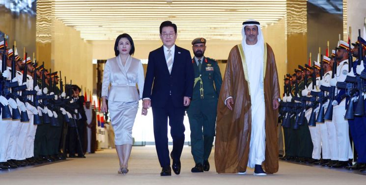 아랍에미리트(UAE) 국빈방문을 마친 이재명 대통령과 김혜경 여사가 19일(현지시간) 다음 공식 방문지인 이집트로 가기 위해 아부다비 왕실공항에서 공군 1호기로 향하고 있다. 연합뉴스