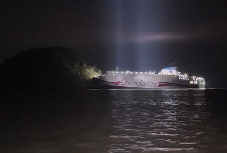 19일 오후 8시17분께 전남 신안군 장산도 남방 족도에 여객선 퀸제누비아2호가 좌초돼 해경이 구조 작업을 벌이고 있다. 목포해경 제공