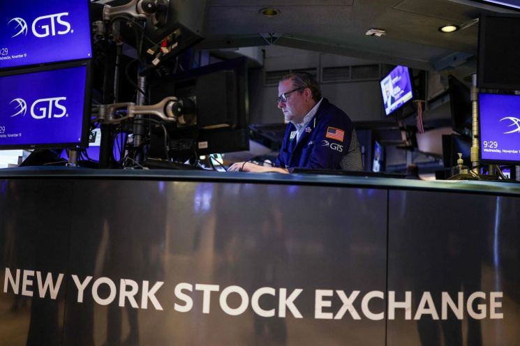19일(현지시간) 미국 뉴욕증권거래소(NYSE) 거래장에서 트레이더가 업무를 보고 있다. AFP연합뉴스