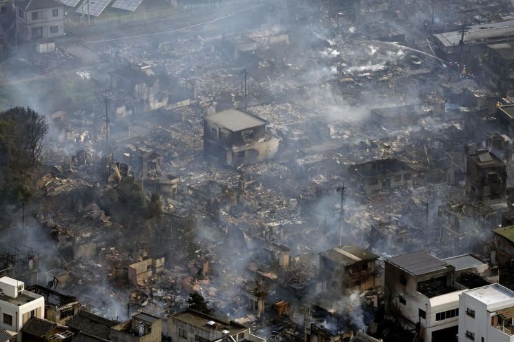 19일 이틀째 화재가 이어진 오이타현 오이타시 사가노세키 마을을 찍은 항공사진. 교도통신연합뉴스