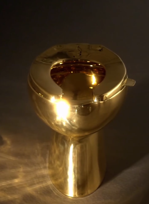 는 이탈리아 설치미술가 마우리치오 카텔란의 황금 변기 '아메리카'. 소더비 인스타그램