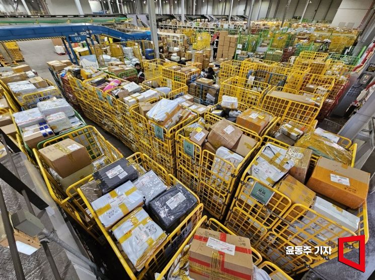 블랙프라이데이를 앞두고 20일 인천시 중구 인천본부세관 특송물류센터에 해외직구 물품이 쌓여 있다. 2025.11.20 윤동주 기자