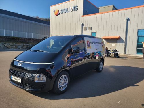 19일 열린 솔리비스 횡성공장 준공식 및 초도물량 출하식에서 솔리비스가 생산한 황화물계 고체 전해질이 출하되고 있다. 강희종기자