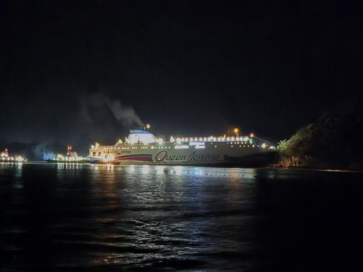 신안 족도에서 벗어나는 퀸제누비아2호. 목포해양경찰서 제공