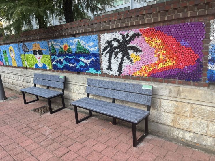 폐유니폼 활용 친환경 '리뉴 벤치' 기증