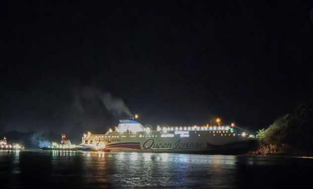 퀸제누비아2호가 좌초에서 벗어나 목포 한 항구로 입항하고 있다. 목포해경 제공