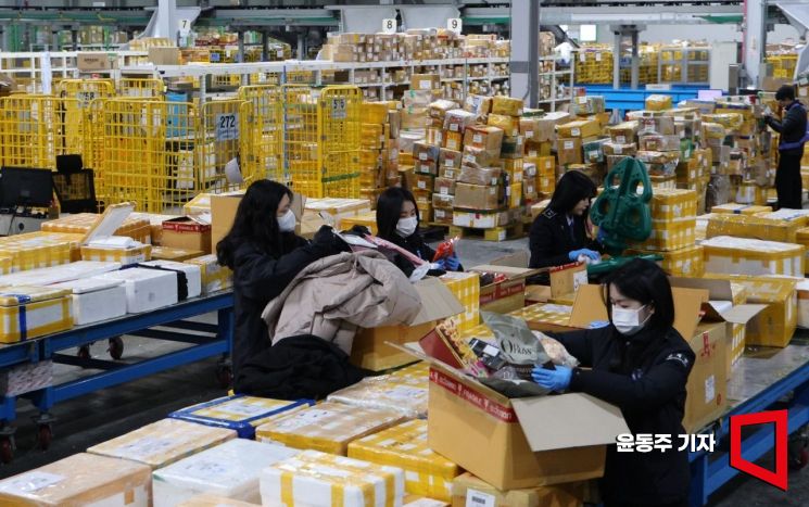 블랙프라이데이를 앞두고 20일 인천시 중구 인천본부세관 특송물류센터에 해외직구 물품이 쌓여 있다. 2025.11.20 윤동주 기자