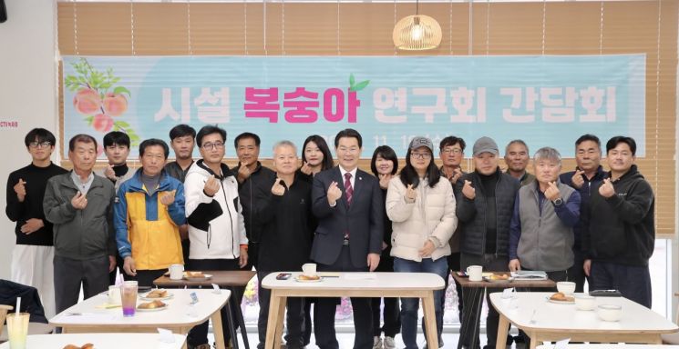 권익현 전북 부안군수가 지난 19일 부안푸드앤레포츠센터에서 시설복숭아연구회 회원들과 현장 간담회를 열고 지역 복숭아 산업 발전 방안을 논의했다. 부안군 제공