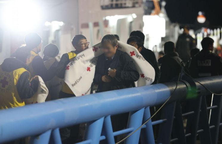 20일 전남 목포시 목포해양경찰서 전용 부두로 여객선 퀸제누비아2호 탑승객들이 구조됐다. 연합뉴스